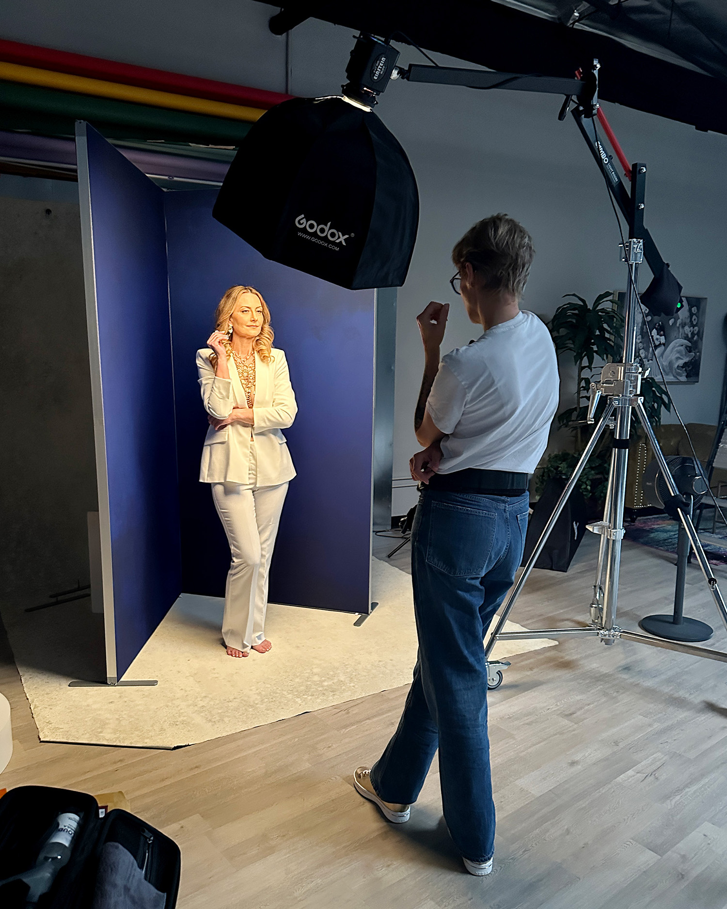 Marta Ponsko pracuje z klientką w studio fotograficznym