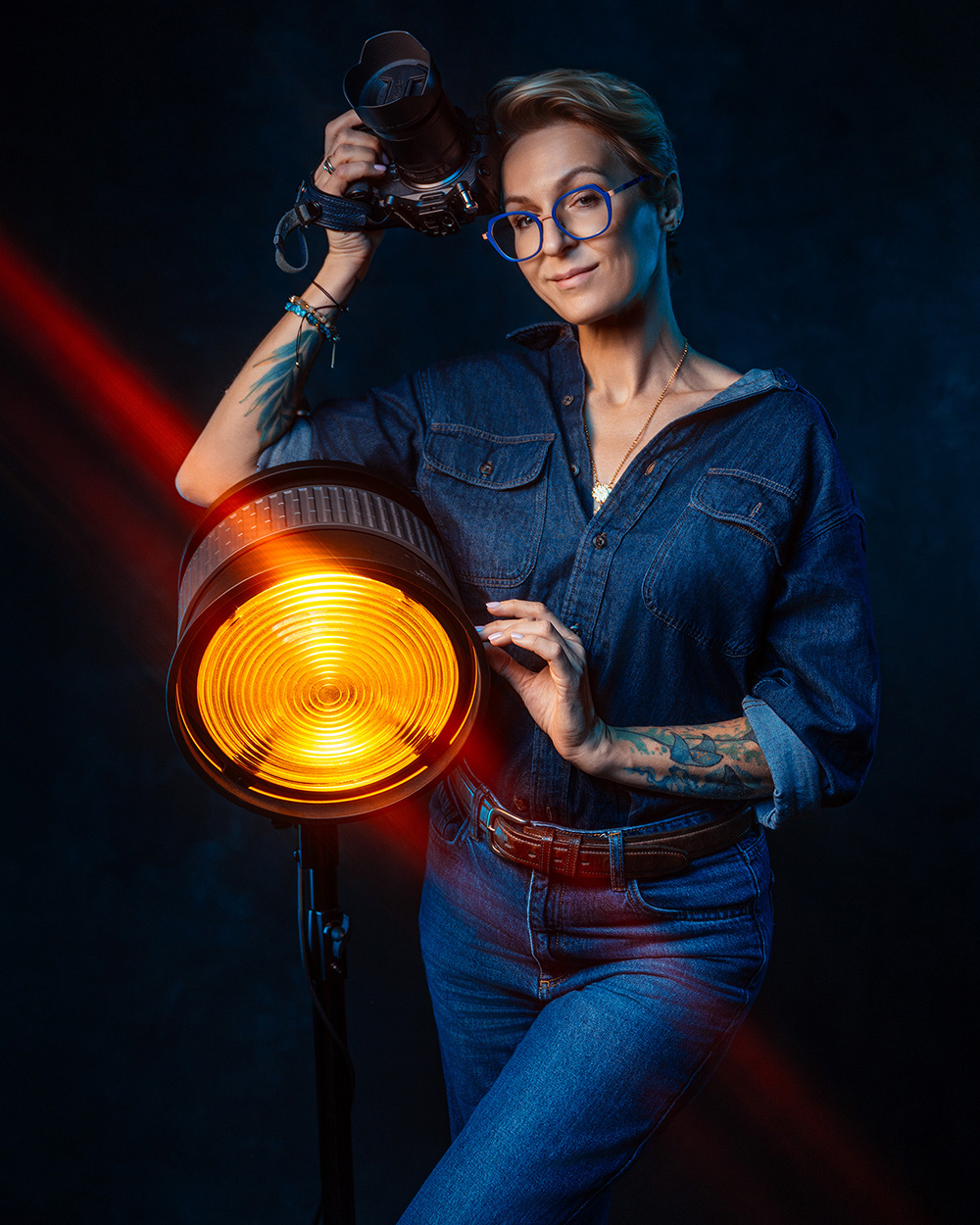 Marta Ponsko ustawia światło w studio w Warszawie